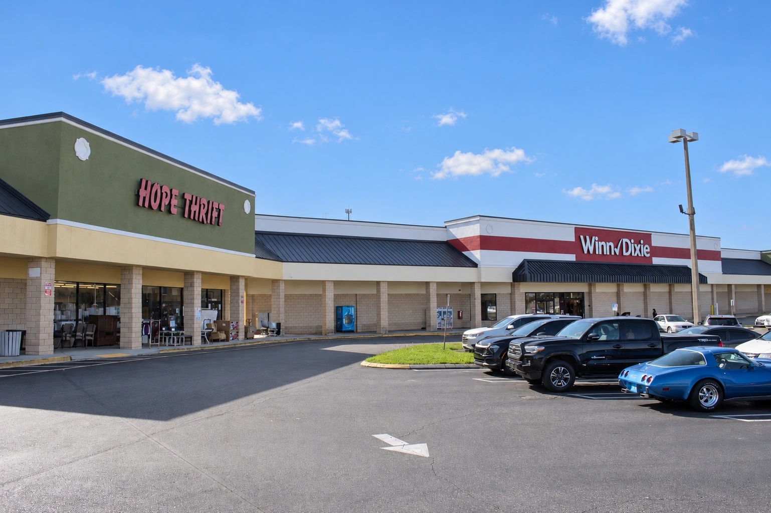 Dundee Ridge Plaza shopping center exterior